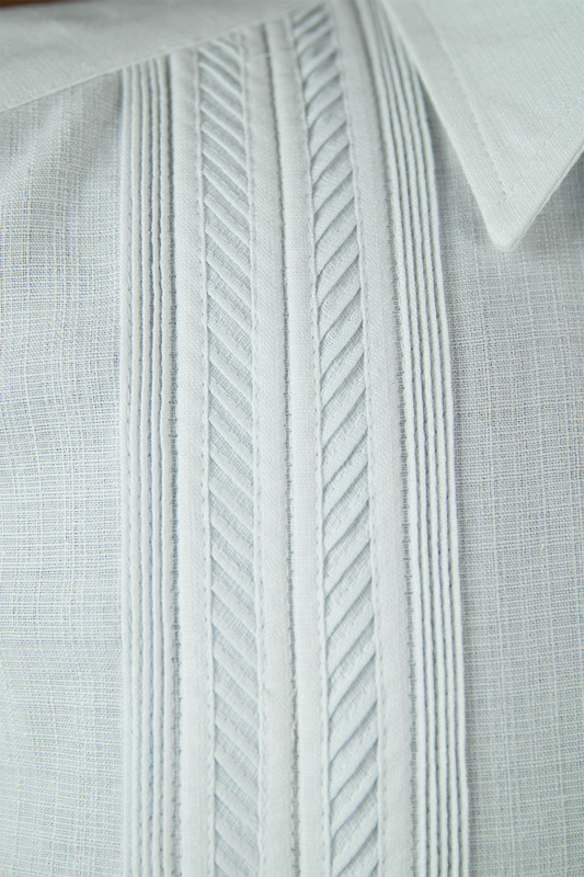 Guayabera bordada (Detalle diagonal)