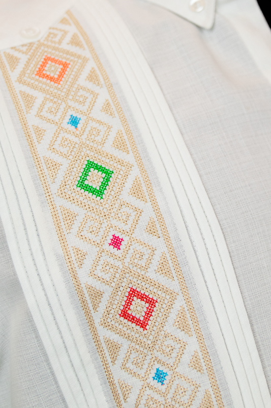Guayabera blanca (Bordado multicolor)