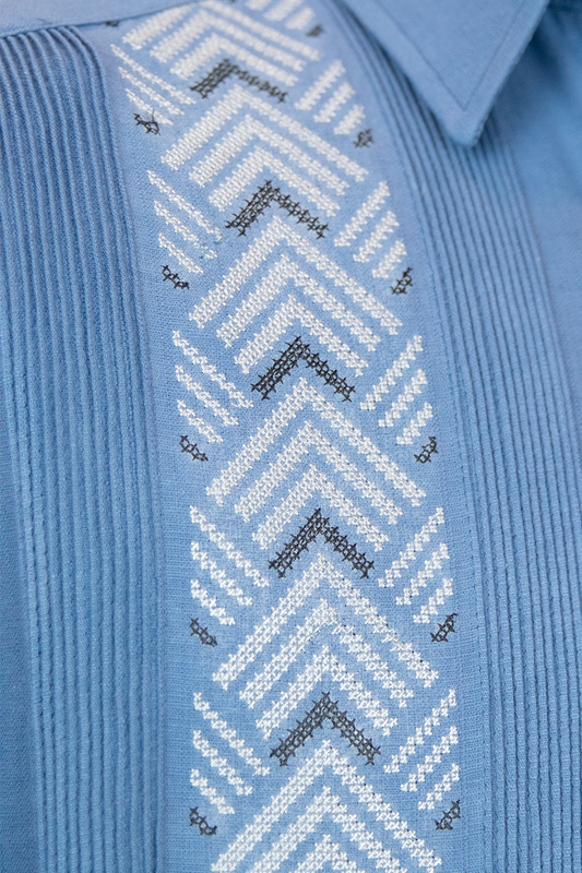 Guayabera bordada (Zigzag azul)