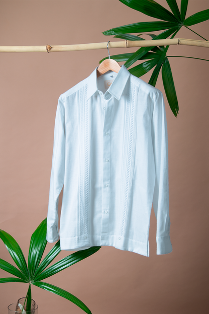 Guayabera bordada (Detalle diagonal)