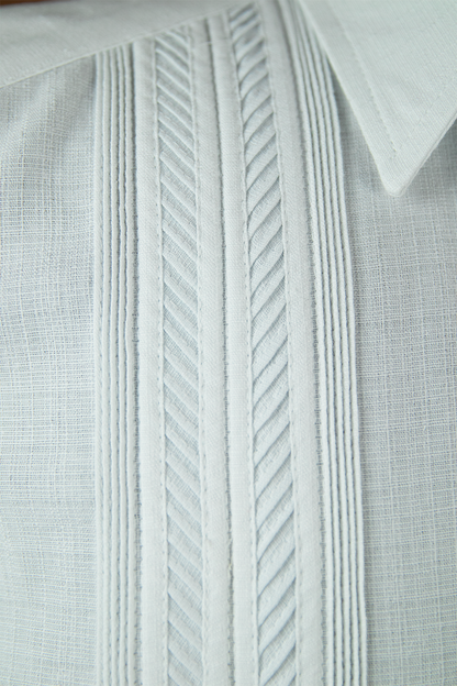 Guayabera bordada (Detalle diagonal)