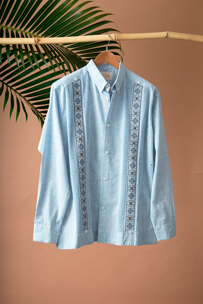 Guayabera bordada celeste (Detalles cruzados)