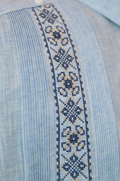 Guayabera bordada celeste (Detalles cruzados)