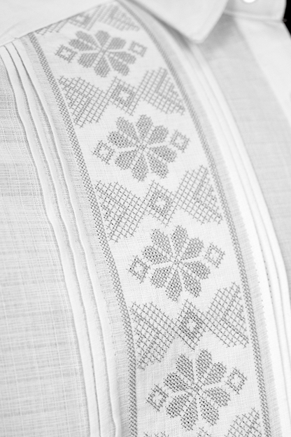 Guayabera bordada (Estilo ornamental)